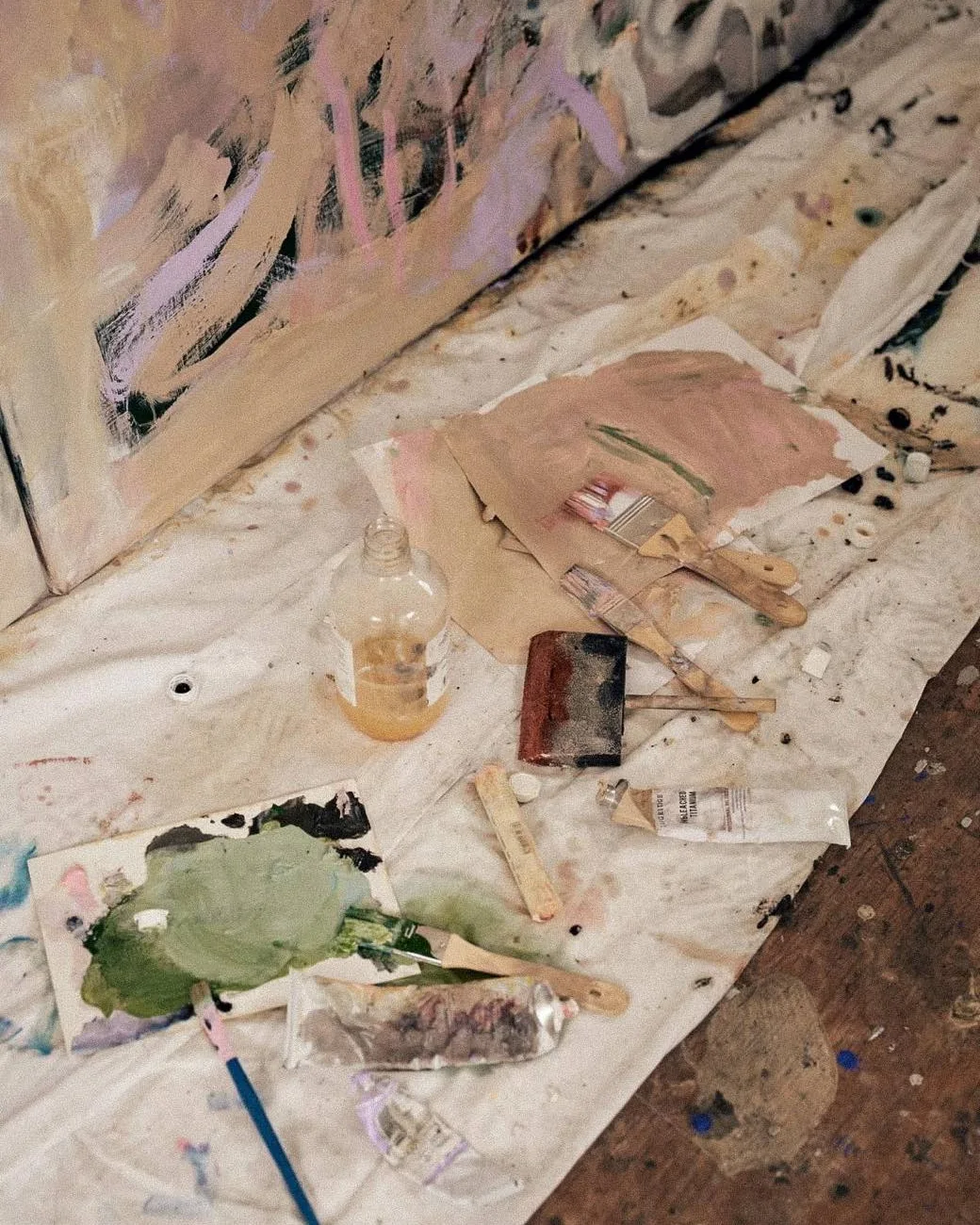 The floor cloth mid-evening, painted, at an art evening for women in London